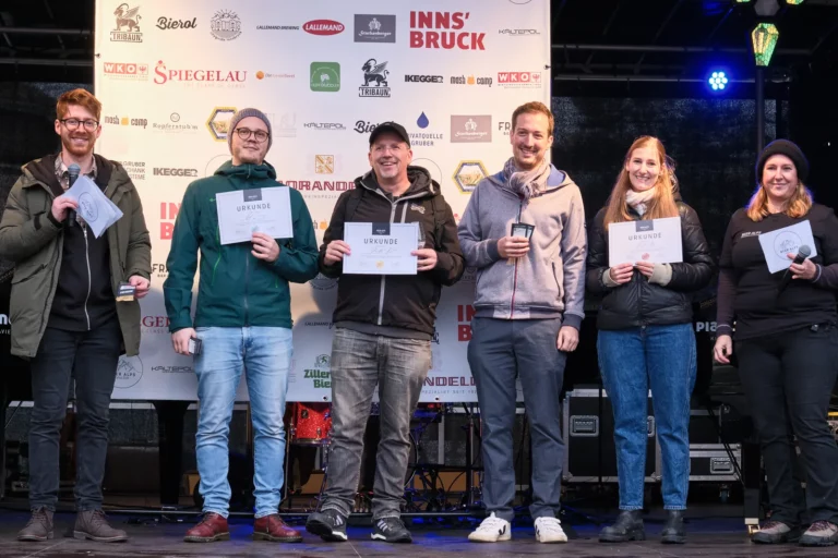 Sechs Personen mit Urkunden bei der Preisverleihung des Beer Alps Festival in Tirol